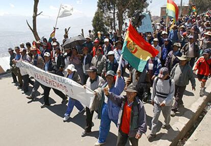 Miles de manifestantes descienden, ayer, de la ciudad de El Alto hacia el centro de La Paz.