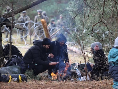 Un grupo de migrantes alrededor de una hoguera este lunes en la frontera bielorrusa con Polonia.