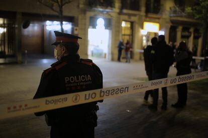 Los Mossos custodian el lugar donde la Guardia Urbana disparó a un sin techo en Barcelona.