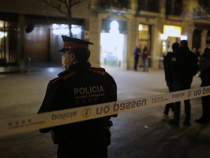 Los Mossos custodian el lugar donde la Guardia Urbana disparó a un sin techo en Barcelona.