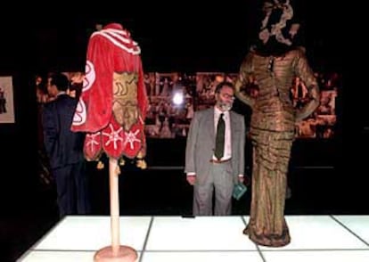 Exposición de vestidos utilizados en algunas obras teatrales de Luis Escobar.
