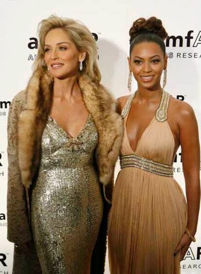 Las actrices Sharon Stone (izquierda) y Beyonce llegan a una gala benéfica celebrada el miércoles en Nueva York.