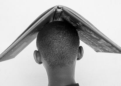 “Este libro sobre mi cabeza es como una casa, me da sombra y protección”, explica Omar, fotografiado en esta imagen. 