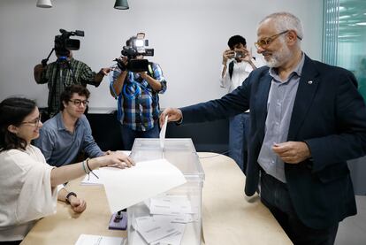 El candidato de Ciudadanos a la Generalitat, Carlos Carrizosa, vota en el colegio electoral instalado en el Instituto de Educación Continua de Barcelona, este domingo. 