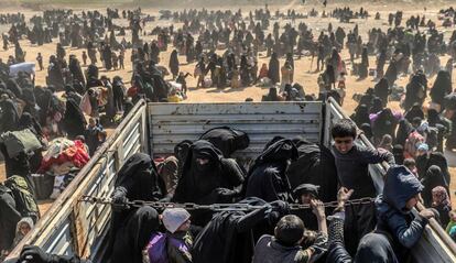 El presidente de Estados Unidos, Donald Trump, dice que el grupo yihadista está a punto de ser derrotado en Baguz, su último bastión en Siria. En la imagen, civiles evacuados de Baghuz esperan en un área de registro controlada por las milicias kurdas en la provincia siria de Deir Ezzor, el pasado 5 de marzo.