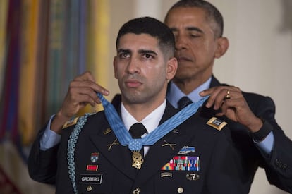 El presidente estadounidense, Barack Obama, coloca la Medalla de Honor a Florent A. Groberg, capitán retirado del Ejército de EE UU, por sus acciones en un ataque suicida en la ciudad Asabadad, en agosto de 2012.