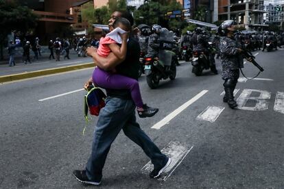 Opositores participan en una manifestación contra la Asamblea Nacional Constituyente en Caracas (Venezuela). El dirigente chavista Fernando Soto Rojas, que encabezó hoy la instalación de la Asamblea Nacional Constituyente (ANC) en Venezuela, aseguró que este órgano se instala para lucha contra la opresión extranjera y de la "burguesía" nacional.