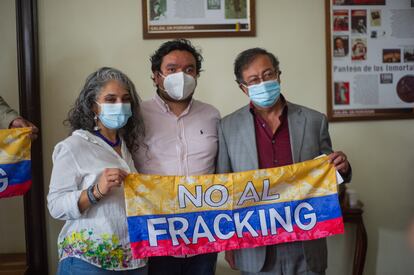 María José Pizarro, Carlos Andrés Santiago y Gustavo Petro en el Congreso, durante el debate de una ley anti-'fracking' en 2021.