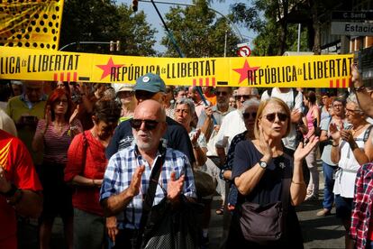 Seguidores independentistas durante una concentración en el centro de Barcelona, este martes.
