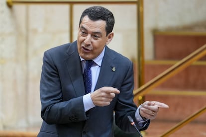 El presidente de la Junta de Andalucía, Juan Manuel Moreno, en el pleno del Parlamento autonómico.