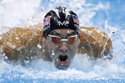 Phelps en plena competición.