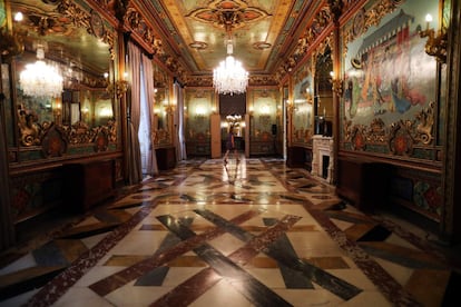 El palacio de Santoña es un inmueble del siglo XVIII decorado con gran opulencia y estilo en el XIX y poco conocido por la mayoría de sus vecinos, ya que normalmente no se puede visitar. En la imagen, la sala Oriental, que posee pinturas que representan el comercio japonés, y también dragones, ave fénix y motivos asiáticos.