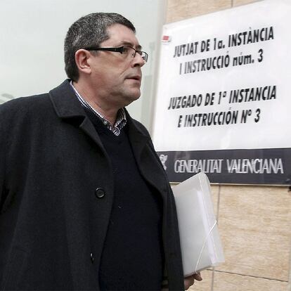 El ex alcalde de Polop, Juan Cano, en la entrada del juzgado de La Vila Joiosa.