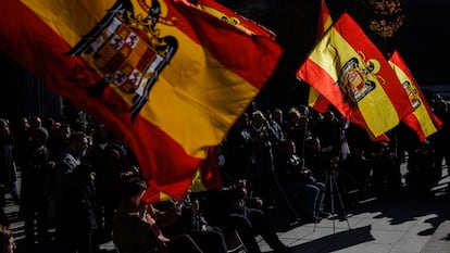 Varias personas, con banderas de España con el águila de San Juan, asisten a un acto organizado por el Movimiento Católico español (MCE) en memoria de Francisco Franco y José Antonio Primo de Rivera, en la Plaza de Oriente, a 20 de noviembre de 2022, en Madrid (España).