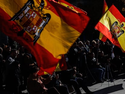 Varias personas, con banderas de España con el águila de San Juan, asisten a un acto organizado por el Movimiento Católico español (MCE)  en memoria de Francisco Franco y José Antonio Primo de Rivera, en la Plaza de Oriente, a 20 de noviembre de 2022, en Madrid (España).