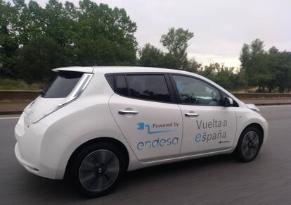 El equipo de Endesa camino de Girona en un Nissan Leaf.