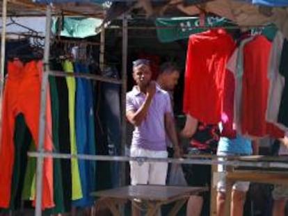 Un hombre recorre un negocio privado de venta de ropa importada, en La Habana (Cuba).