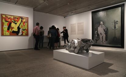 Reproducción del coche del atentado contra Carrero Blanco y último retrato de Franco en la exposición El tragaluz democrático.