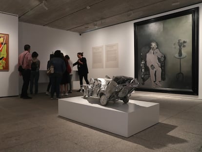 Reproducción del coche del atentado contra Carrero Blanco y último retrato de Franco en la exposición El tragaluz democrático.