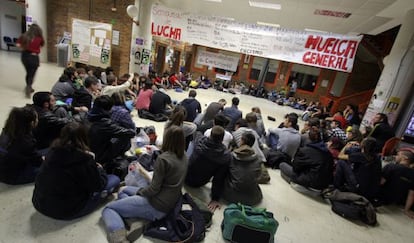 Asamblea en la Facultad de Políticas de Somosaguas con motivo de la huelga general del próximo 29 de abril.