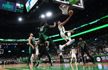 Giannis Antetokounmpo entra a canasta ante la presencia de Robert Williams III en el TD Garden de Boston.