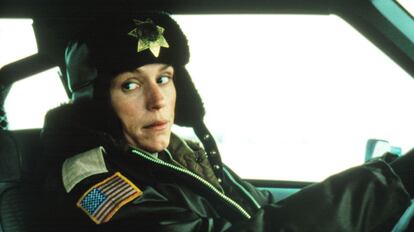 La actriz Frances McDormand interpretando a Marge Gunderson, la única policía que se atreve a ir a la escena del crimen a pesar de que hace un frío que pela.