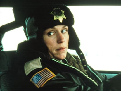 La actriz Frances McDormand interpretando a Marge Gunderson, la única policía que se atreve a ir a la escena del crimen a pesar de que hace un frío que pela.