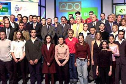 Aznar, en el centro, junto a los deportistas, profesionales de TVE y personalidades, en la presentación de la serie.