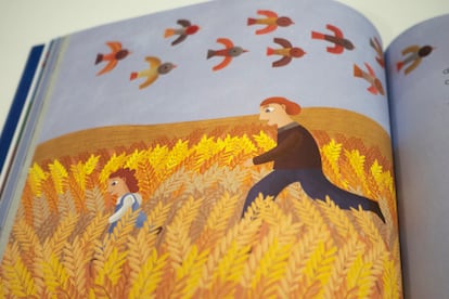 Sofía corre por uno de los campos de trigo de Ukrai.
