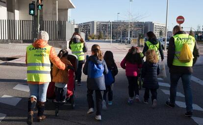 Vecinos de Las Tablas en el camino escolar. 