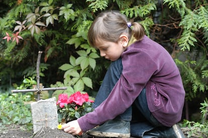 It is important to encourage a child or teenager to take part in farewell rituals. 