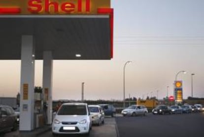 Colas en una gasolinera de Lepe (Huelva) el día antes de la subida del IVA. EFE/Archivo