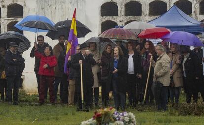 Familiares de las víctimas, en la apertura de la fosa Pico Reja de Sevilla.