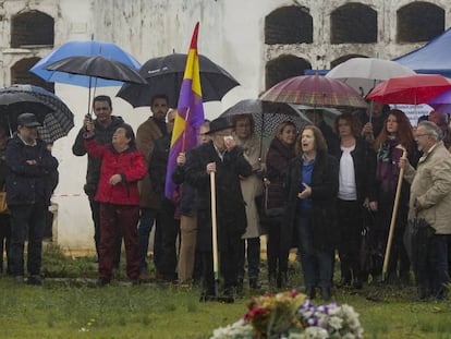 Familiares de las víctimas, en la apertura de la fosa Pico Reja de Sevilla. 