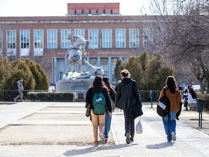 Estudiantes en la Universidad Complutense de Madrid.