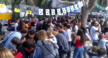 Ambiente en la 'trobada d’escoles en valencià' celebrada ayer en Guardamar, en La Vega Baja.