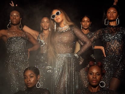 Beyoncé, en el centro, en una de las imágenes de 'Black Is King'.