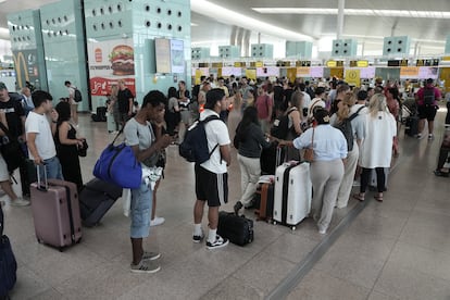 Colas de pasajeros este mediodía en la Terminal 1 del aeropuerto de El Prat de Barcelona.