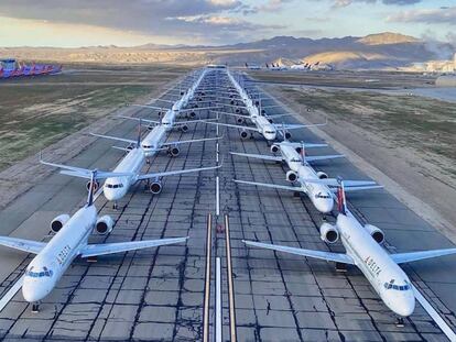 Aviones de Delta Airlines aparcados en el aeropuerto de Victorville, California