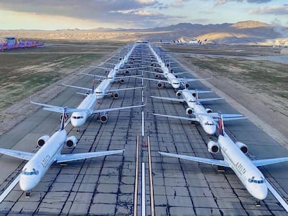 Aviones de Delta Airlines aparcados en el aeropuerto de Victorville, California