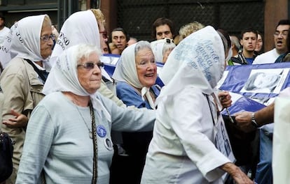 As Abuenas de Plaza de Mayo, grupo formado em 1977.