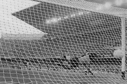 Barcelona, 30 de mayo de 1976. Penalti lanzado magistralmente por Ayala durante el encuentro Barcelona-Atlético de Madrid en el estadio Camp Nou.