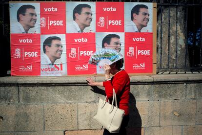 Un hombre camina frente a unos carteles electorales del candidato del PSOE Pedro Sánchez, en Ronda (Málaga).