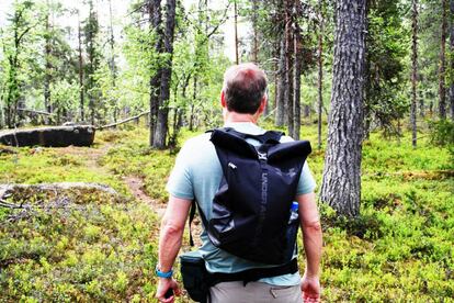 El autor probando material durante un trekking por la colina Pyhä-Nattanen, Laponia.