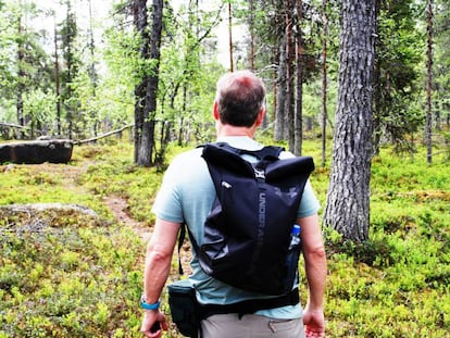 El autor probando material durante un trekking por la colina Pyhä-Nattanen, Laponia.