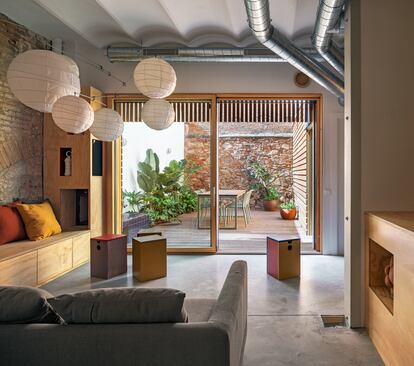 Planta baja de la vivienda sostenible construida por Micheel Wassouf y Angelika Rutzmoser con salón que da a un patio interior.