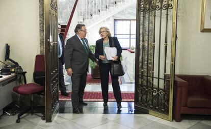 El ministro del Interior, Ignacio Zoido, y la alcaldesa de Madrid, Manuela Carmena, reunidos ayer en la sede del ministerio.