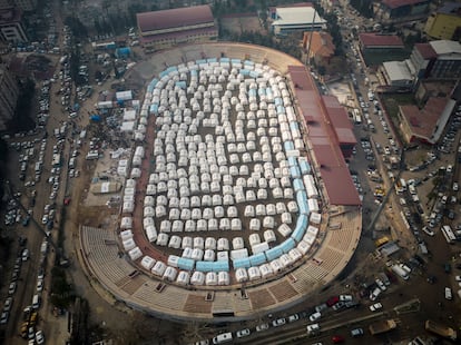 Vista general de una campo de afectados por el terremoto, en la ciudad de Kahramanmaras (Turquía), el viernes.

