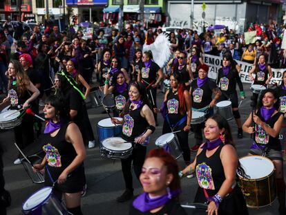 Un grupo de percusión en las protestas en conmemoración del Día Internacional para la Eliminación de la Violencia contra las Mujeres, en Bogotá.