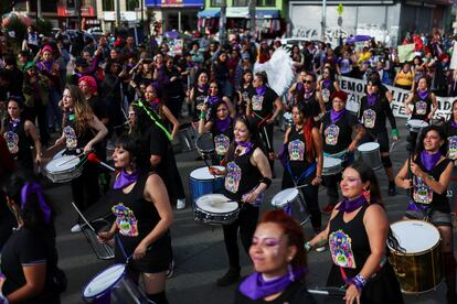 Un grupo de percusión en las protestas en conmemoración del Día Internacional para la Eliminación de la Violencia contra las Mujeres, en Bogotá.